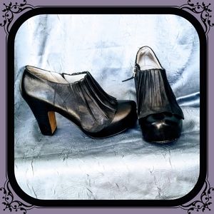 HINGE Vintage-Like platform booties